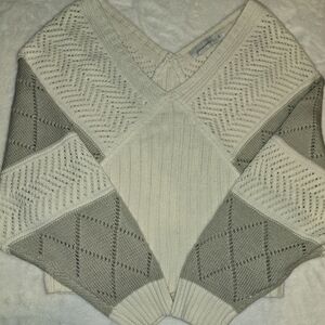 Jenni V-Neck Sweater in Cream and Gray